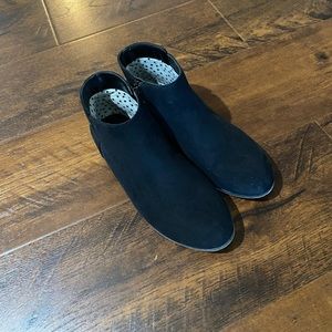 Girls booties size 4